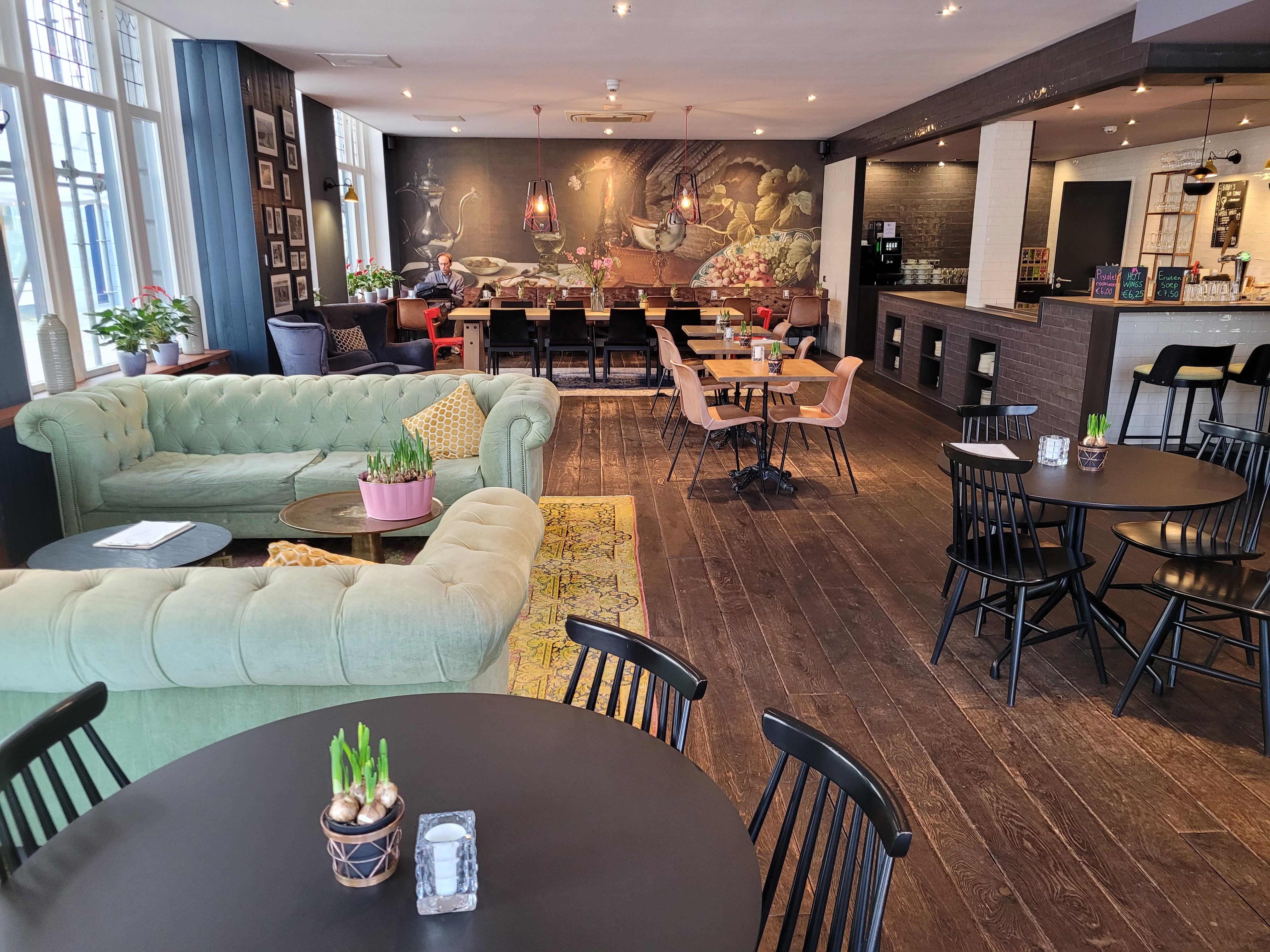 De Lounge van Hotel Lion d'Or, op loopafstand van station Haarlem.
