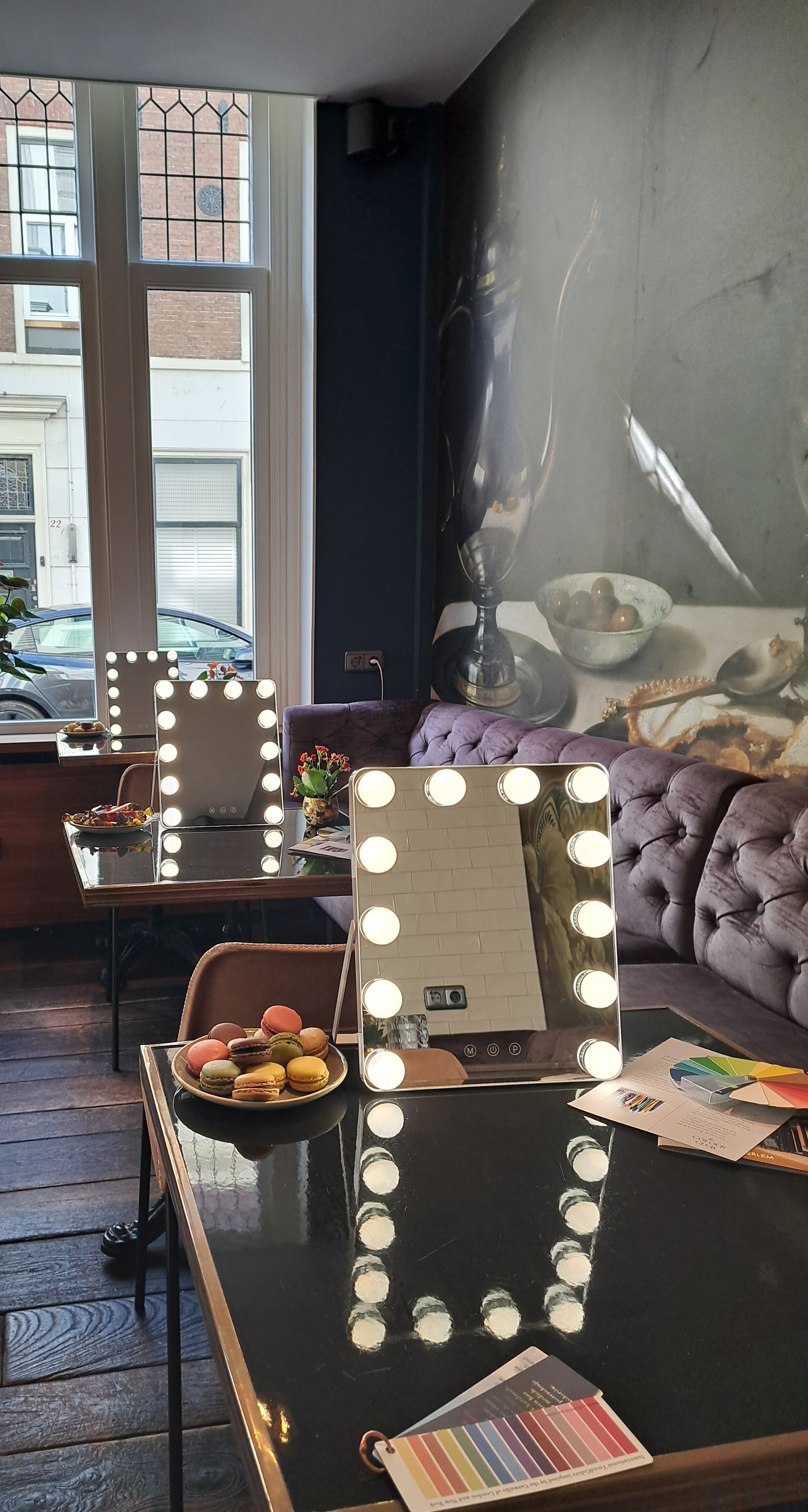 Spiegels met lampjes en macarons klaargezet voor de Colour Discovery Workshop van The Colour Club.