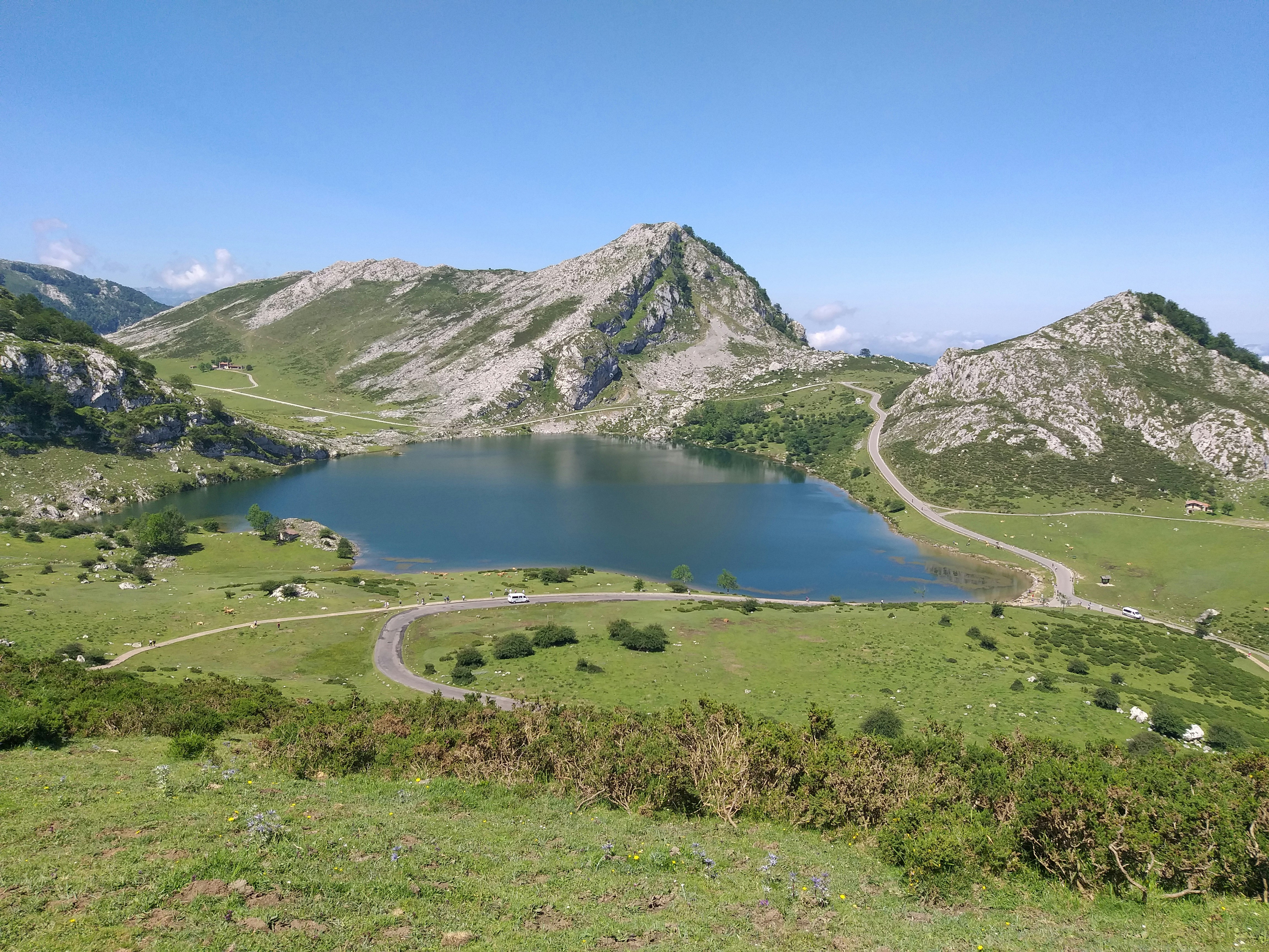 Instantánea de una visita matutina a los lagos de Encina y Enol. ¿Adivinad cuál de los dos es?