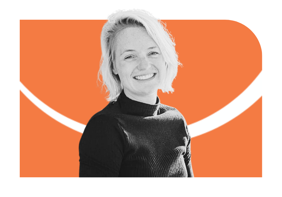 Lieke Beijen – Team & Individual Coach - The Happy Expats oranje achterwand