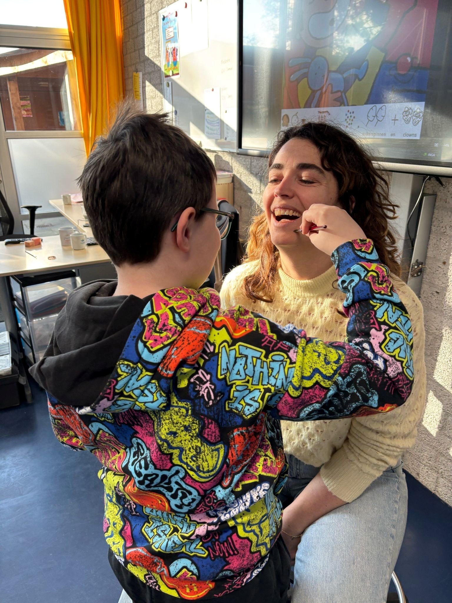 Tessa met een leerling in de klas.