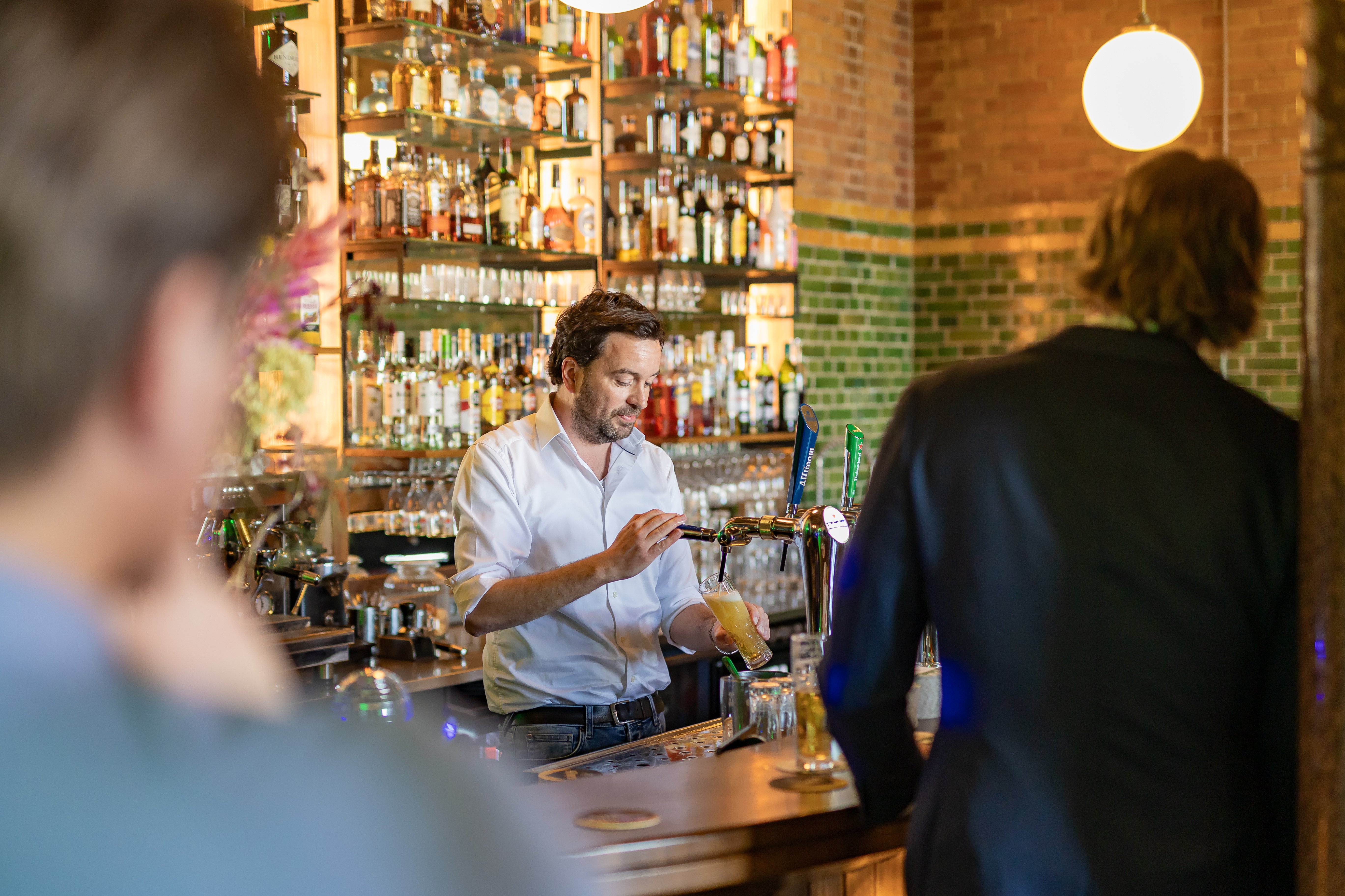 Erik tapt heineken vaas