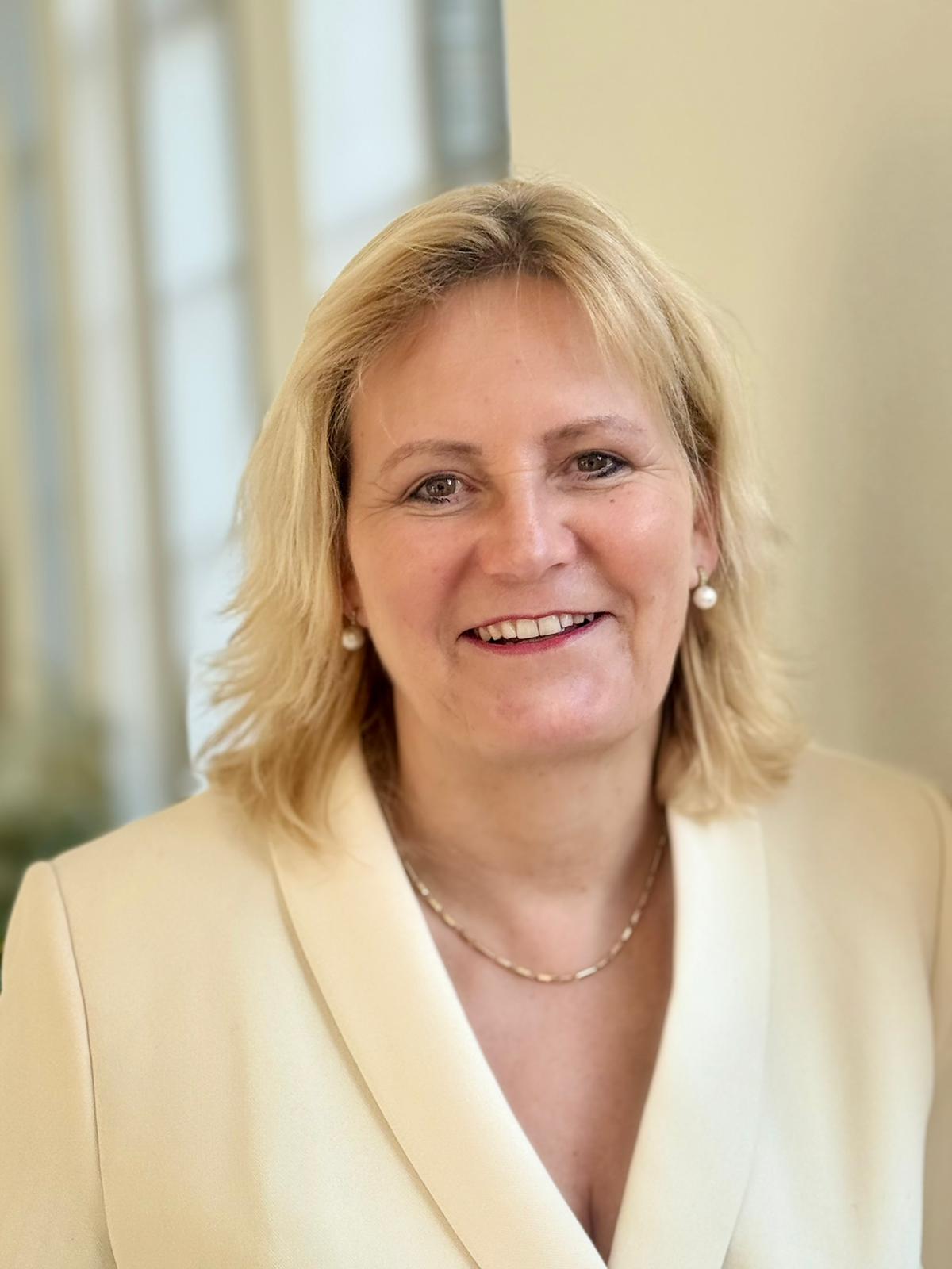 Portret van dr. Christine Boers-Doets in wit pak, fotoshoot 2026.