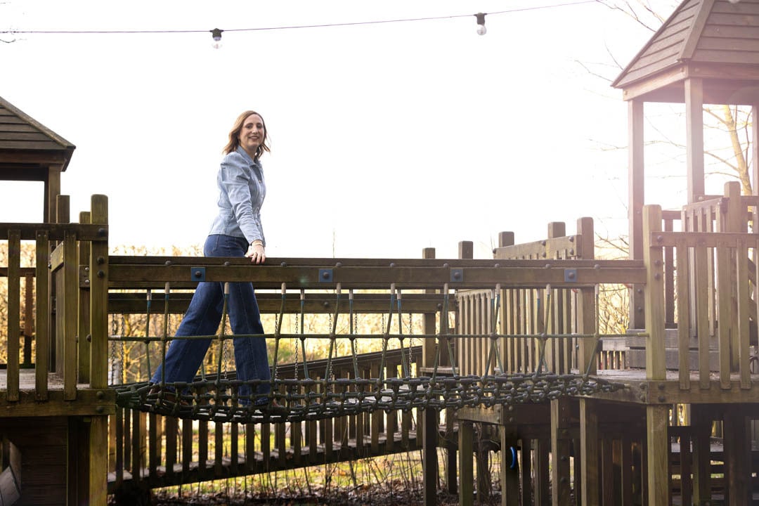 Evy op loopbruggetje