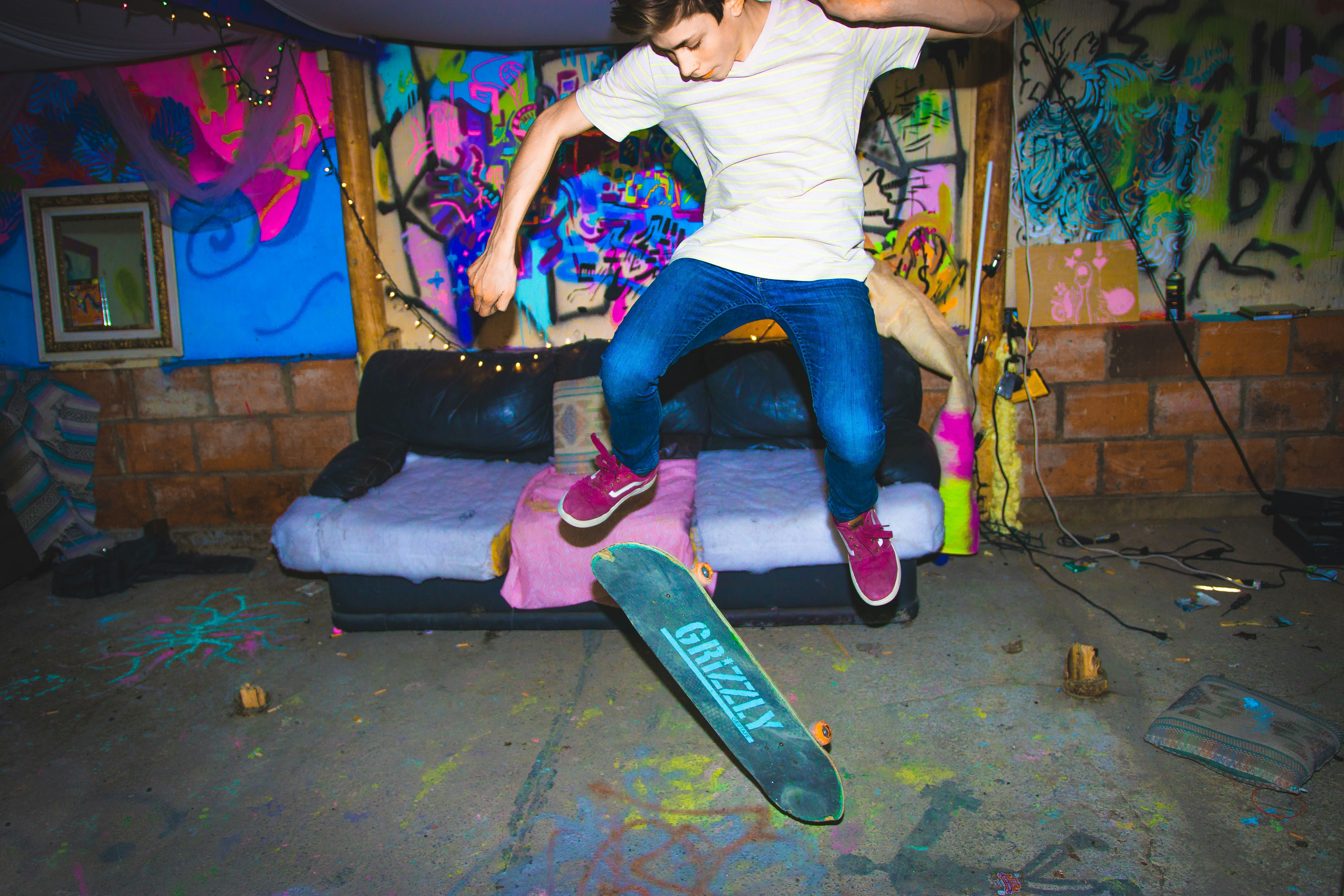 Een jongen die een truck doet op een skateboard