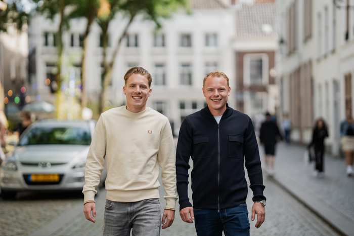 Jim en Mike van Scheffenbergh op straat in Breda