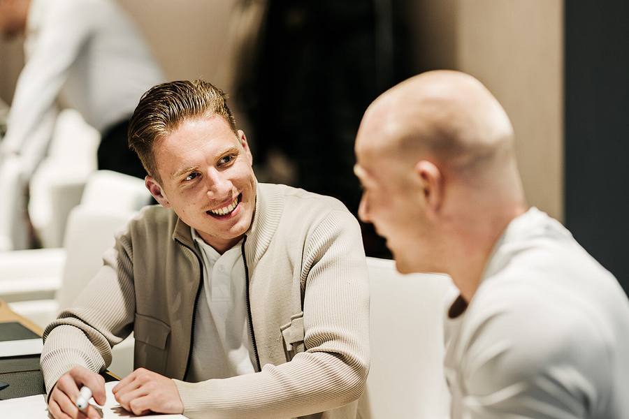 Deelnemer in gesprek met Mike tijdens de Scheffenbergh Academy