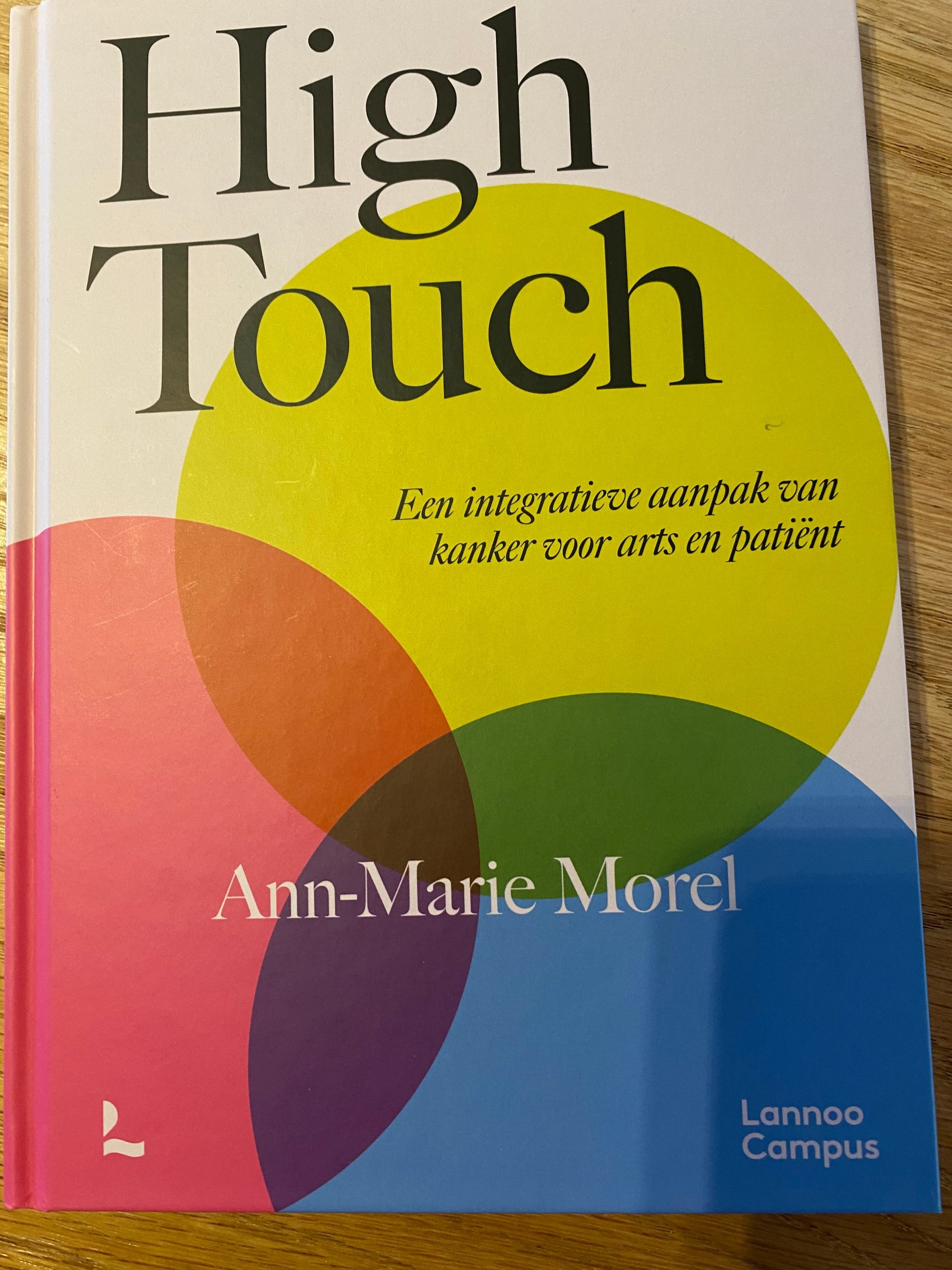 Cover van het boek High Touch, een integratieve aanpak van kanker voor arts en patiënt, door Ann-Marie Morel