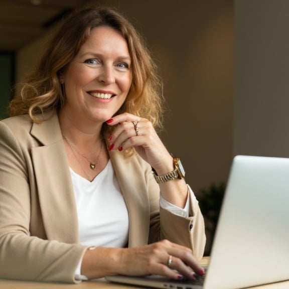 werken achter laptop - Stroomlijn.nu