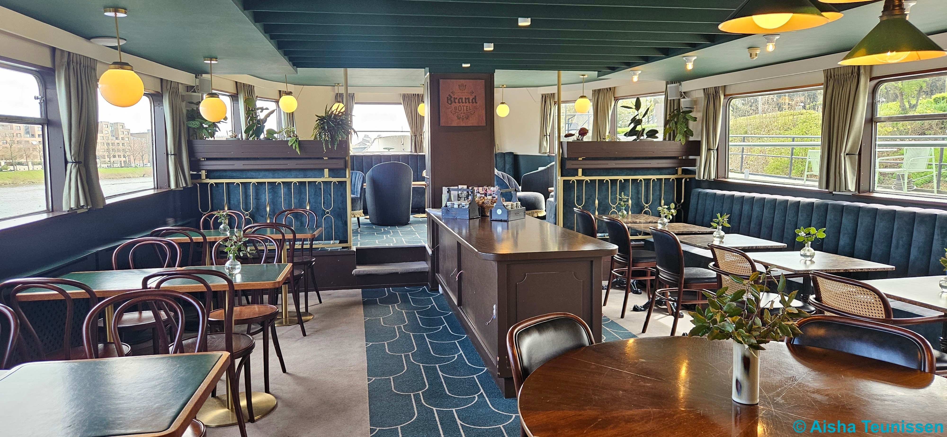 Botel Maastricht bar met zitruimte en tafels