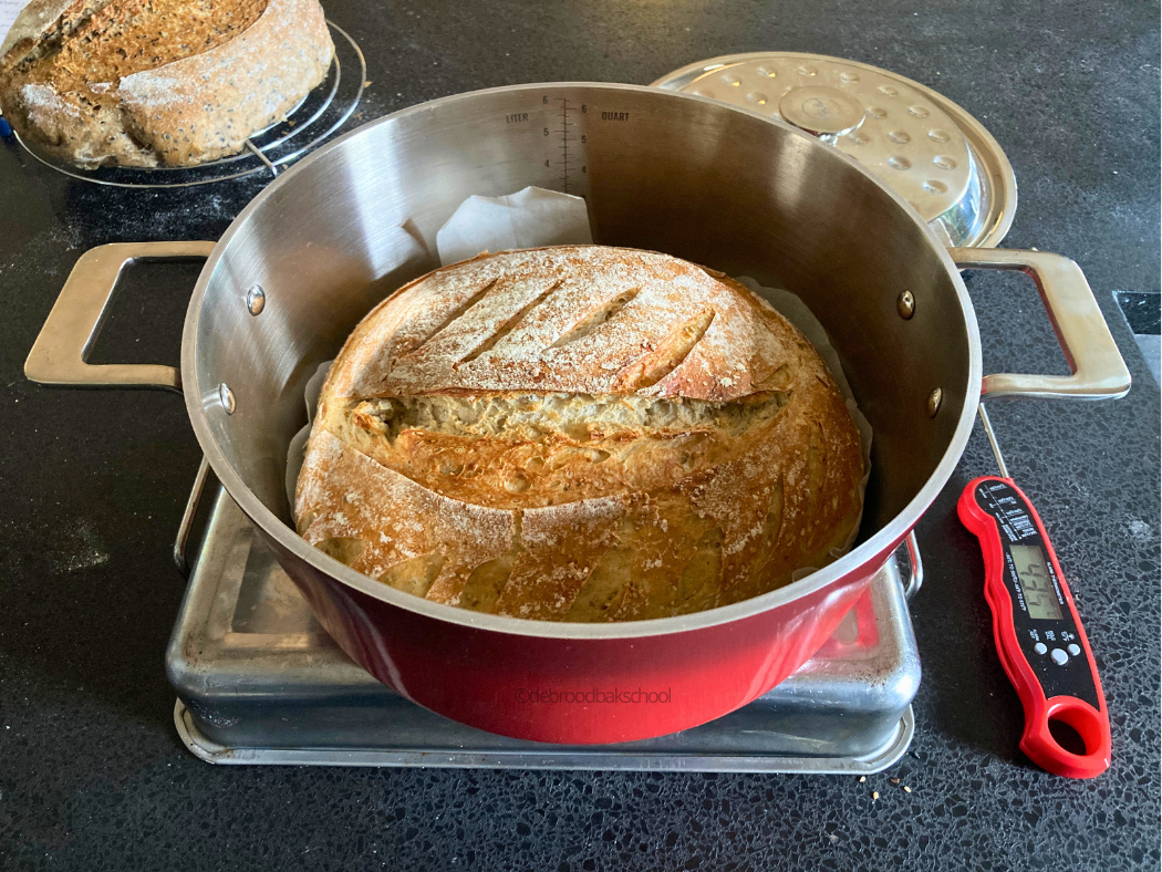Bare Braadpan gebakken brood en thermometer  De Broodbakschool