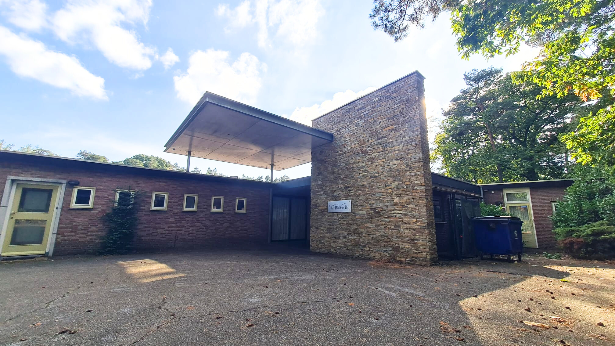 Praktijkruimte van Skin Sanctuary in Waalre, aan de rand van Eindhoven. Gelegen in een rustig park aan het water, een serene plek voor natuurlijke huidbehandelingen.