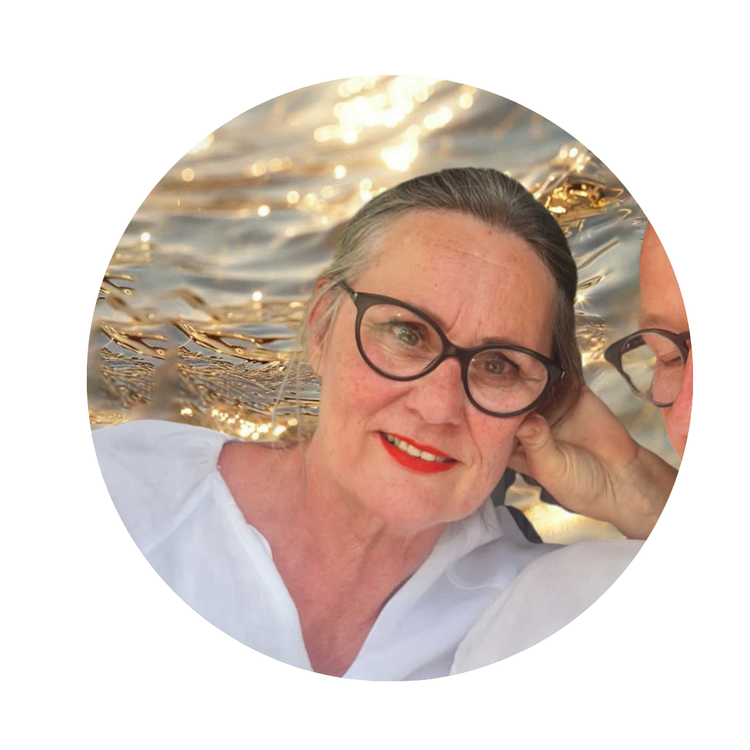 Tevreden cliënt na cosmetische acupunctuurbehandeling. Natuurlijke huidversteviging en verjonging zonder botox of injectables bij Skin Sanctuary in Eindhoven.