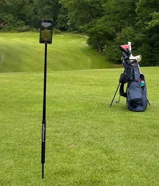 Golfer filmt zijn swing met het SG Golf Improve statief met MagSafe-houder op de driving range – lichtgewicht aluminium tripod voor smartphone.