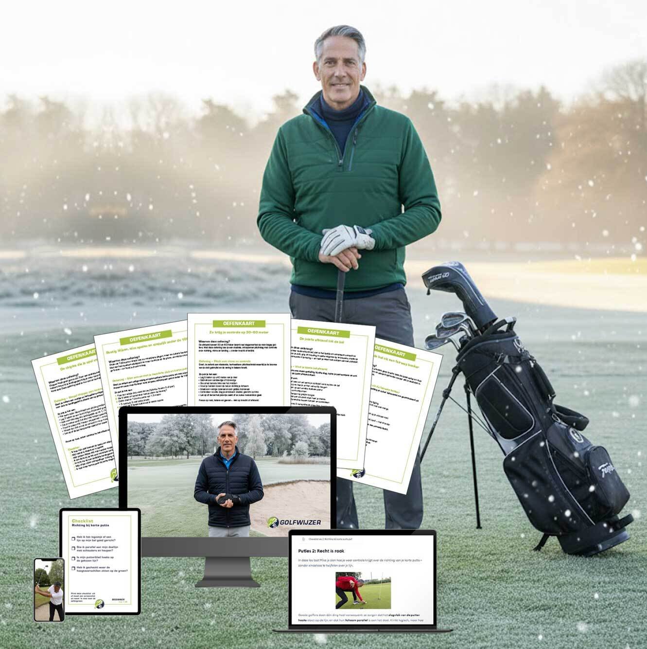 Golfpro Mike van Wieringen staat op een winterse golfbaan met oefenkaarten in de hand. De afbeelding promoot de Golfwijzer Winter Deal: 3 maanden online golflessen, mini-training en oefenkaarten om in de winter door te blijven trainen.