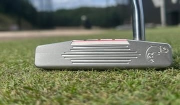 Op deze foto zie je de Cameleon Putter vooraanzicht