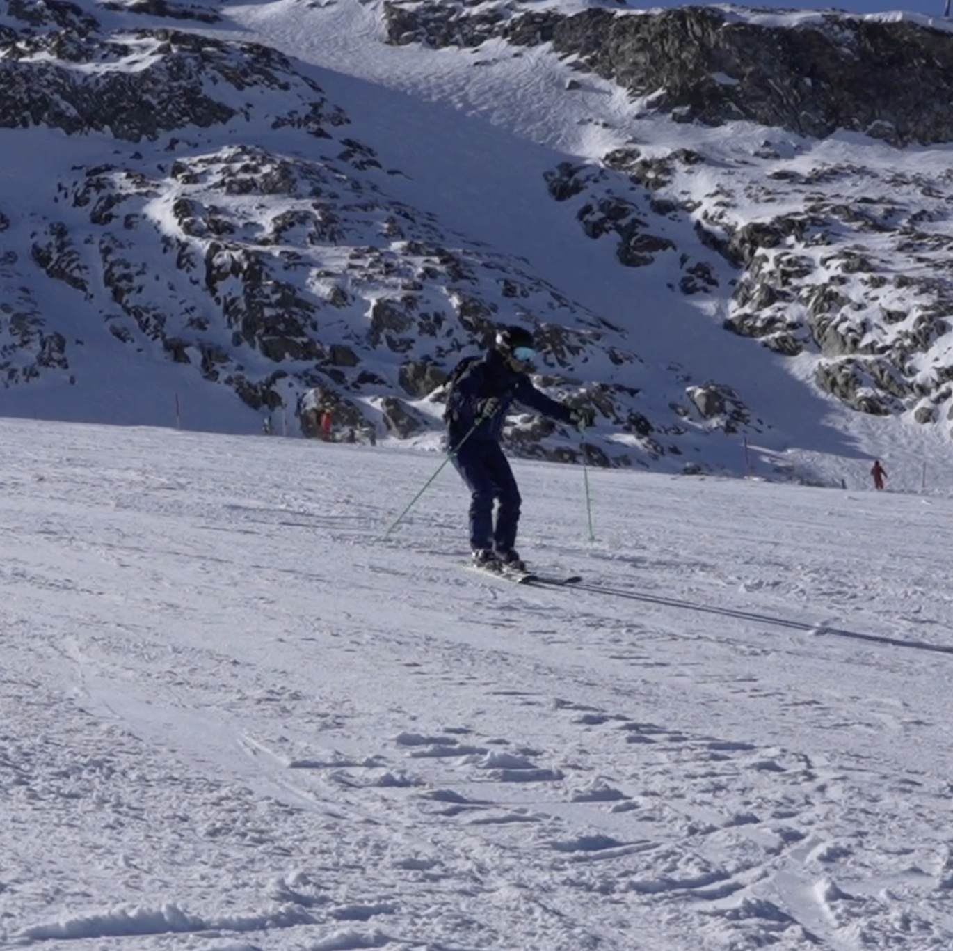 Ski eenvoudiger en soepeler een steile piste met de online cursus