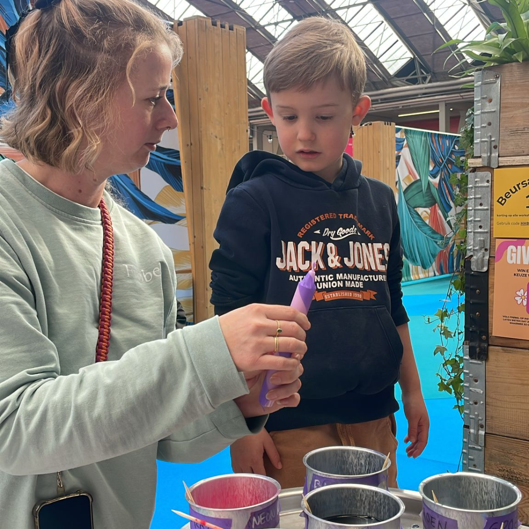 Ontdek nieuwe technieken zoals kaarsen dippen met de knutsel boxen.