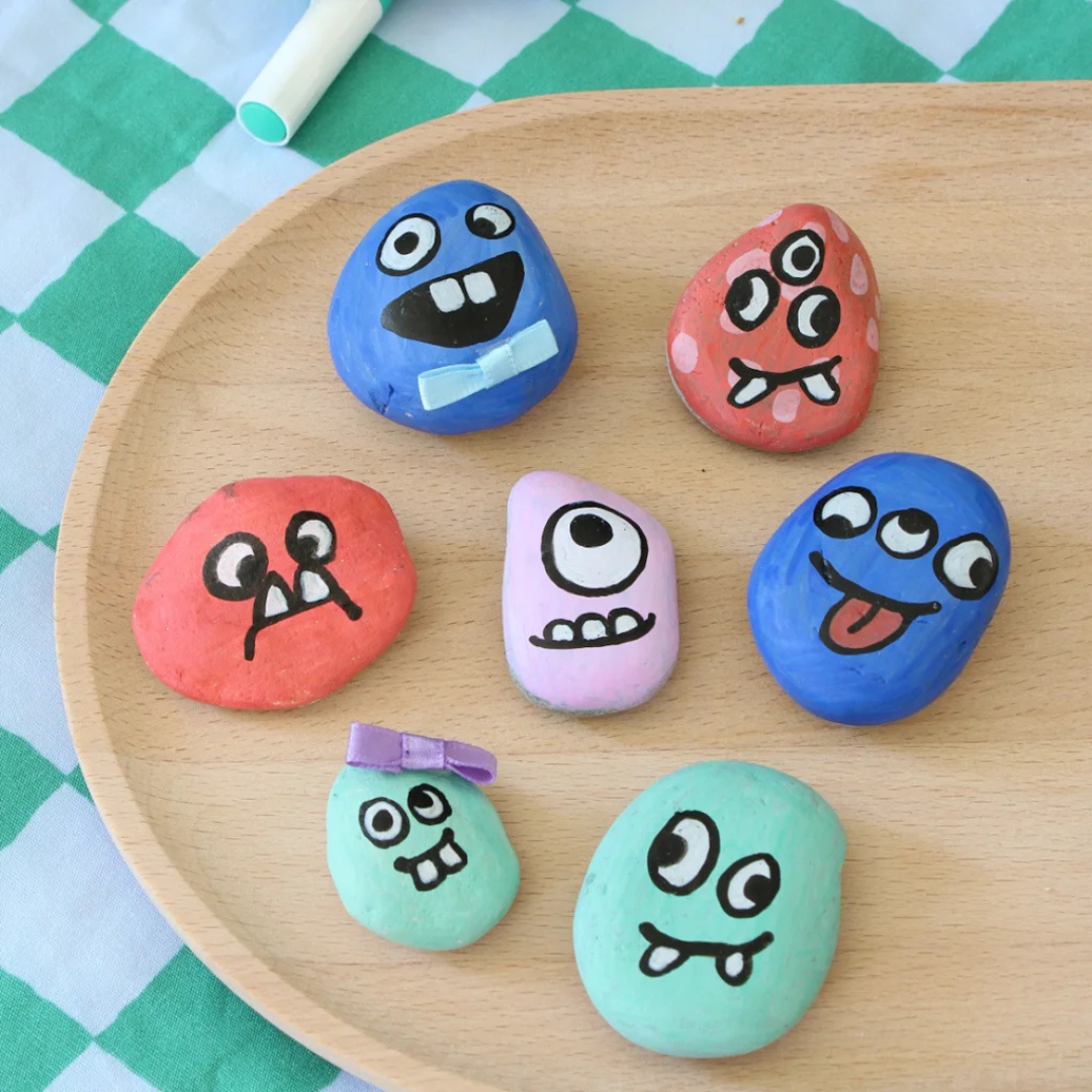 Decoreer je eigen stenen met smileys met de speciale acryl markers.