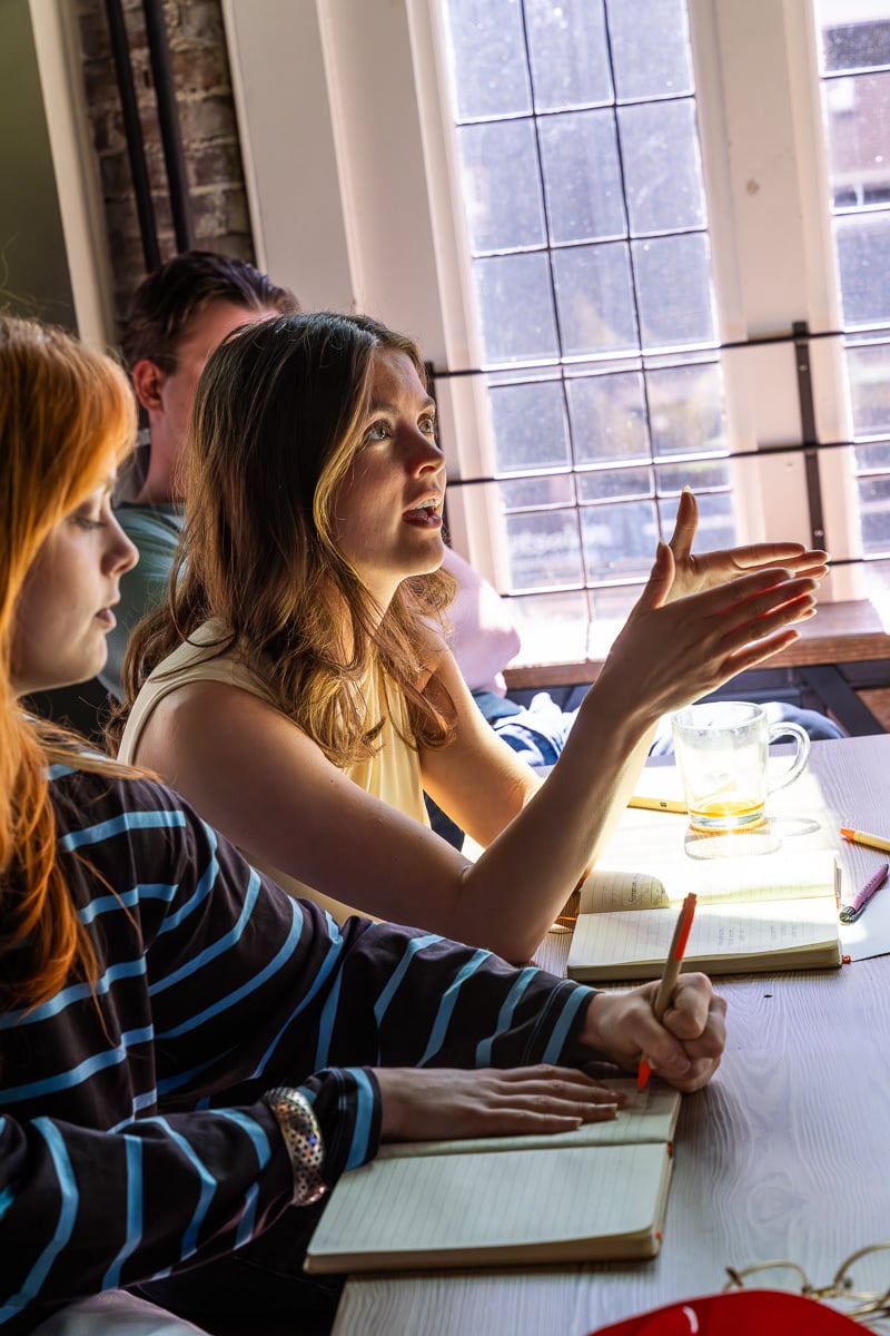 Deelnemer oefent met een slechtnieuwsgesprek tijdens een communicatietraining voor leidinggevenden.