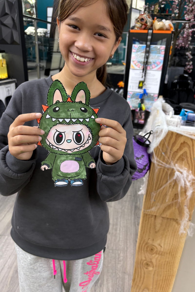 Wat een leuk drakenpakje heeft je Labuboe aan!