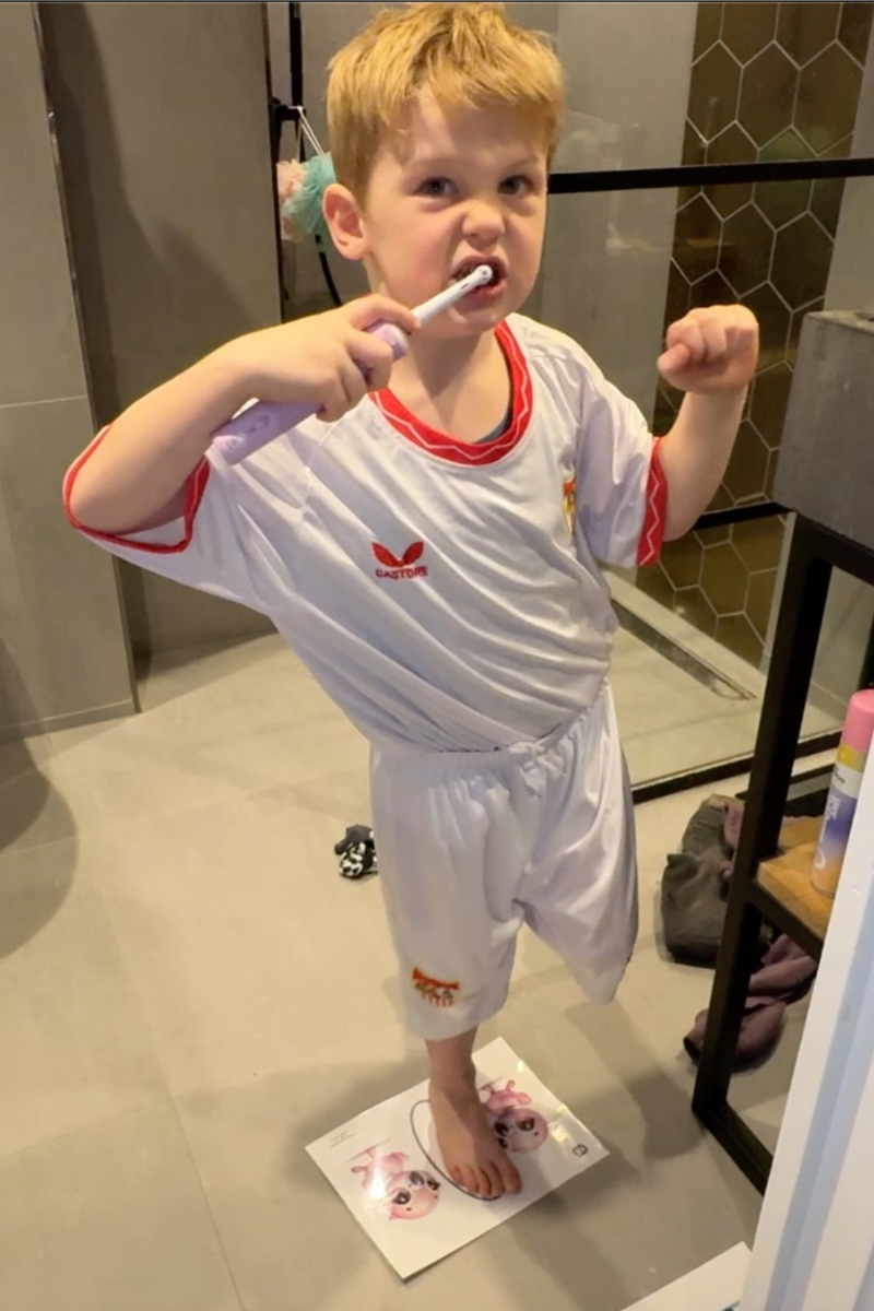 Ollie is een ster in Flamingo Poetsen