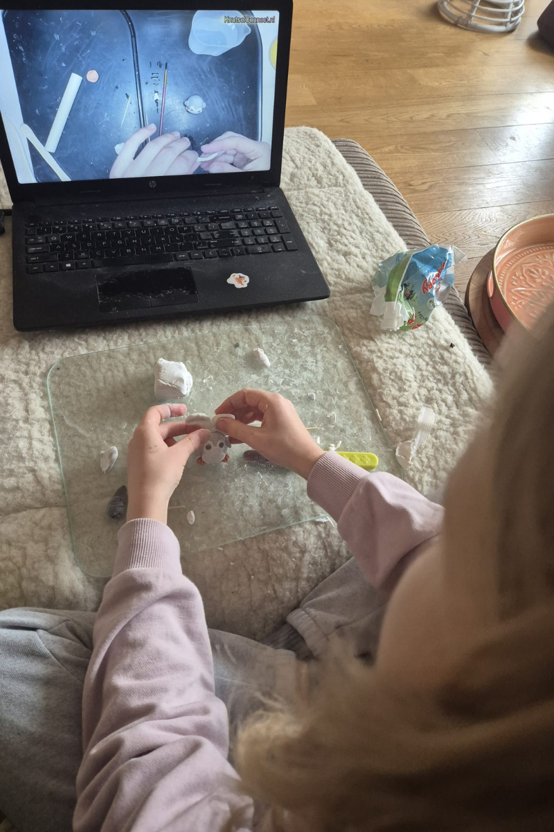 Floor is haar pinguin aan het kleien.