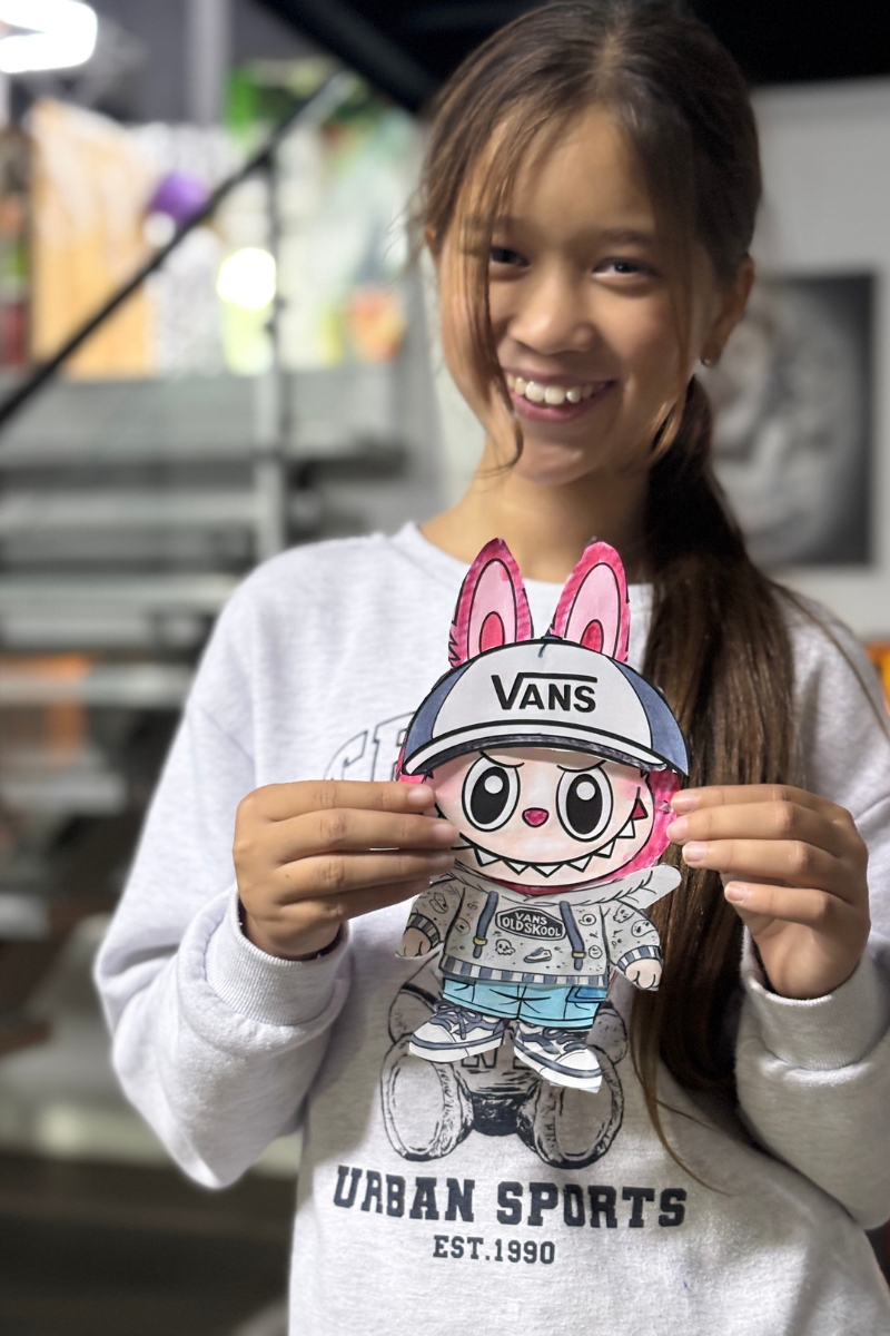 Stoere Labuboe in zijn Vans outfit!