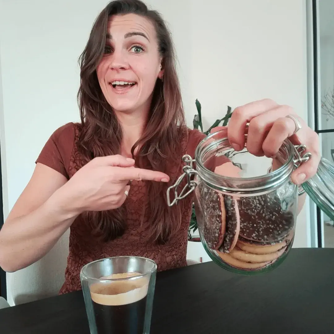 Maud Bogers wijst lachend naar een pot koekjes: afvallen zonder dieet begint bij je mindset