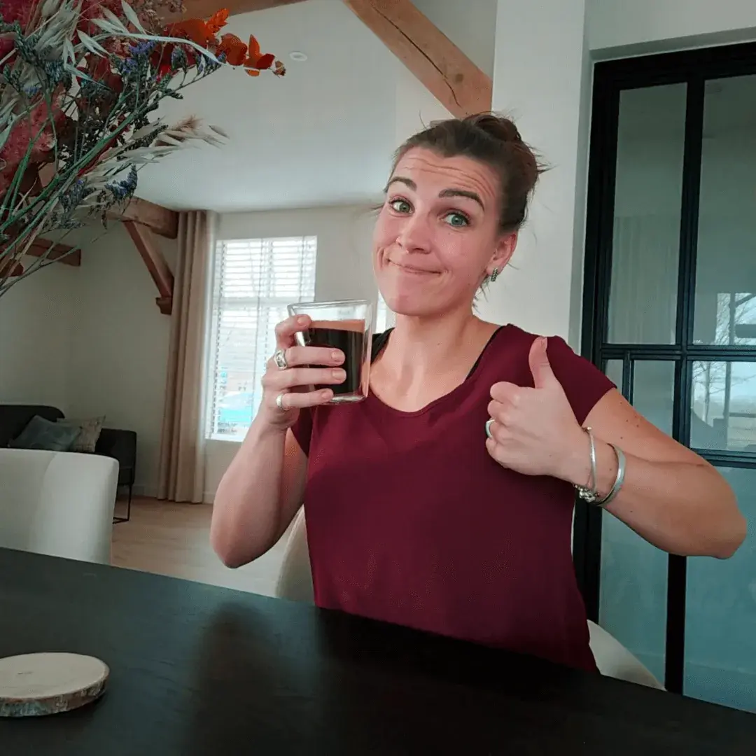 Maud Bogers met koffie en duim omhoog over de mindset die afvallen blijvend maakt