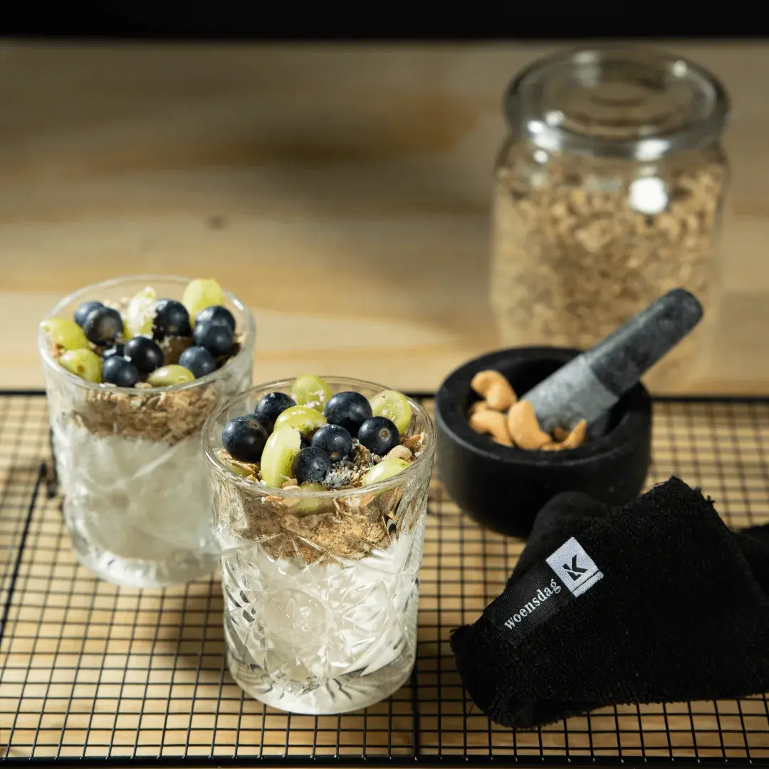 Twee glazen overnight oats met blauwe bessen als voorbeeld van eten zonder dieetregels