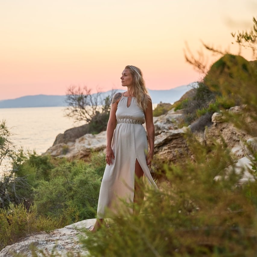 Boukje Elements of Ayurveda op de rotsen bij zee