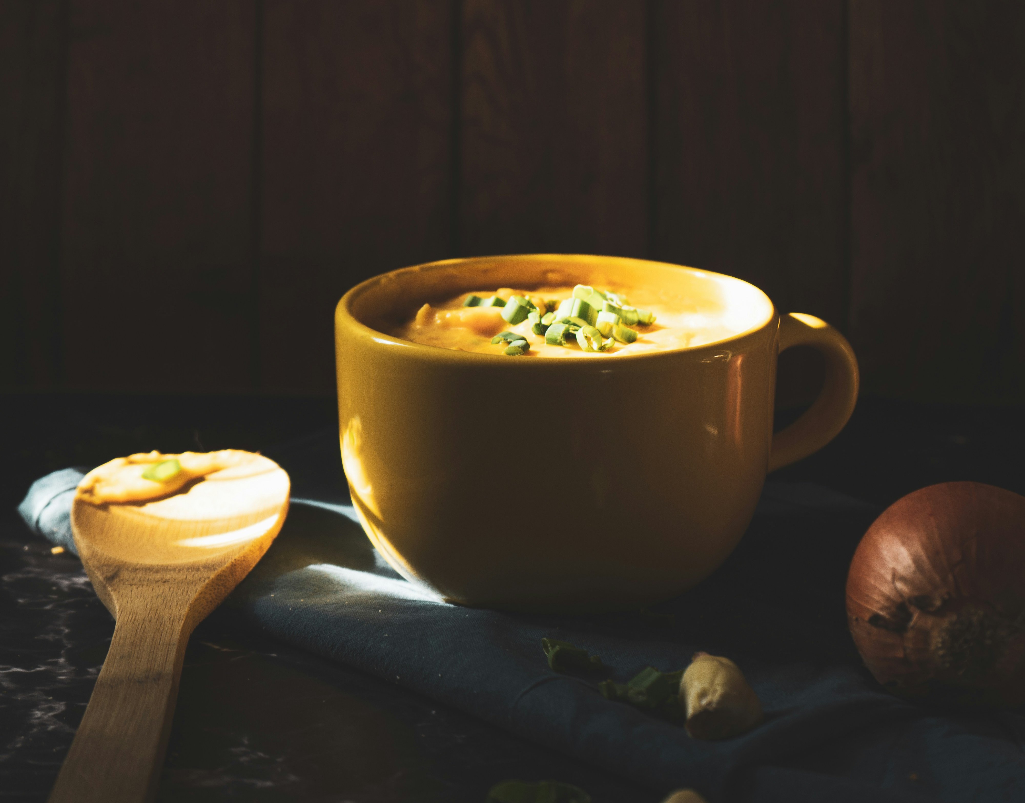 pumpkin spice latte in kop op tafel