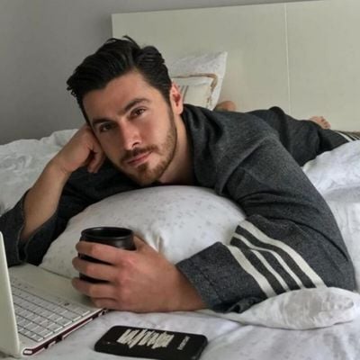 Man ontspannen op bed met zwarte Krem Sultan badjas uit het Black Friday relaxpakket