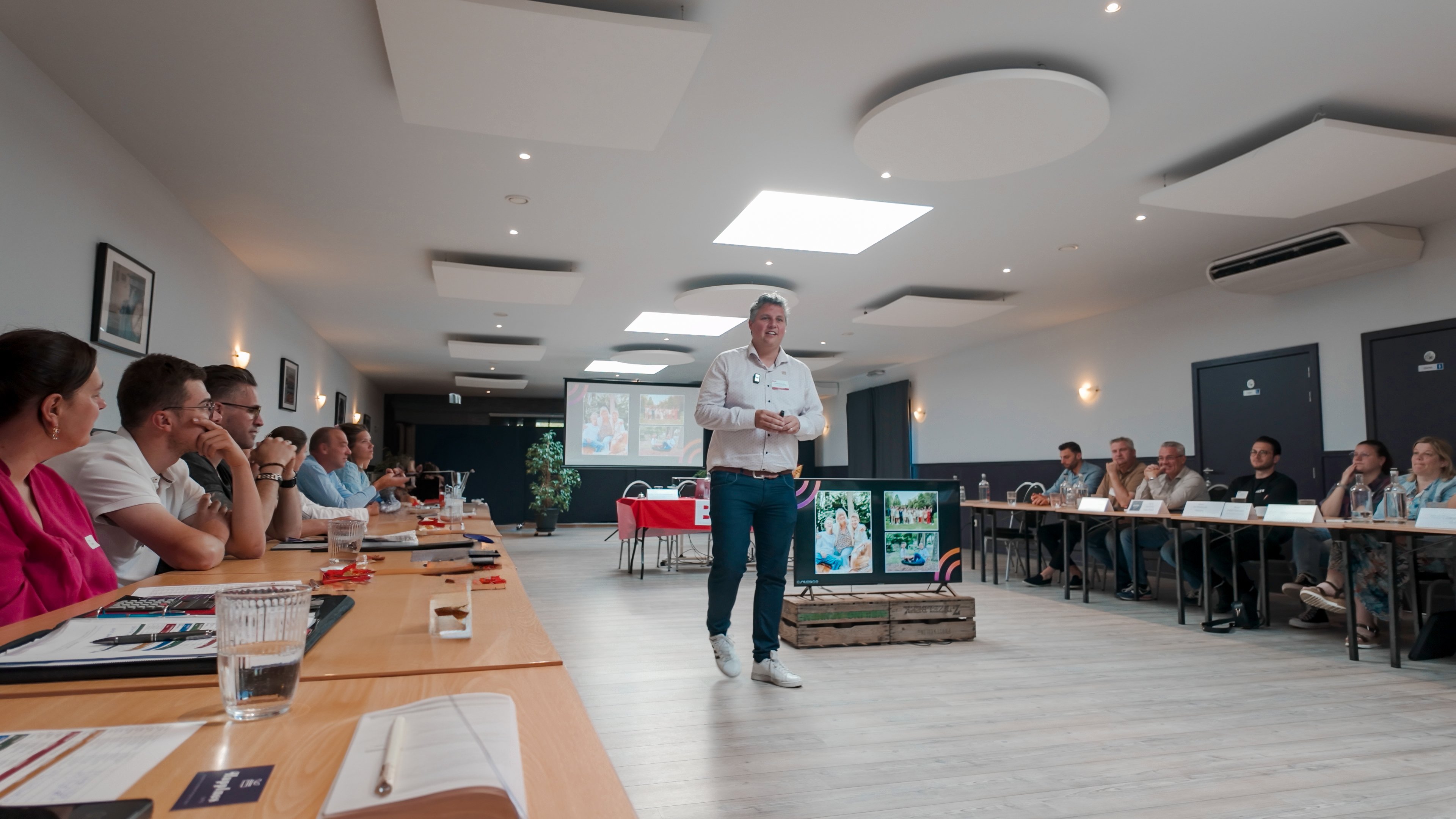 Johan Gagelmans die een workshop aan het geven is aan verschillende deelnemers