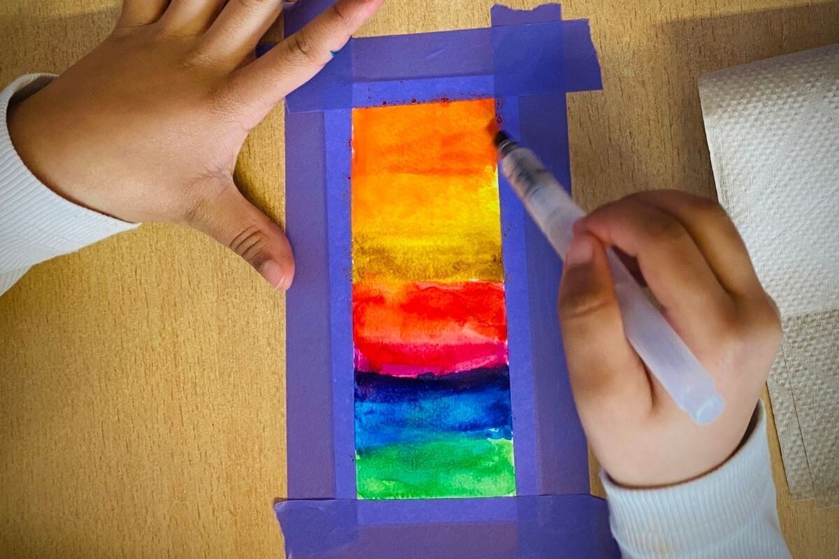 Vrolijk brushpenkunstwerk met kinderhanden