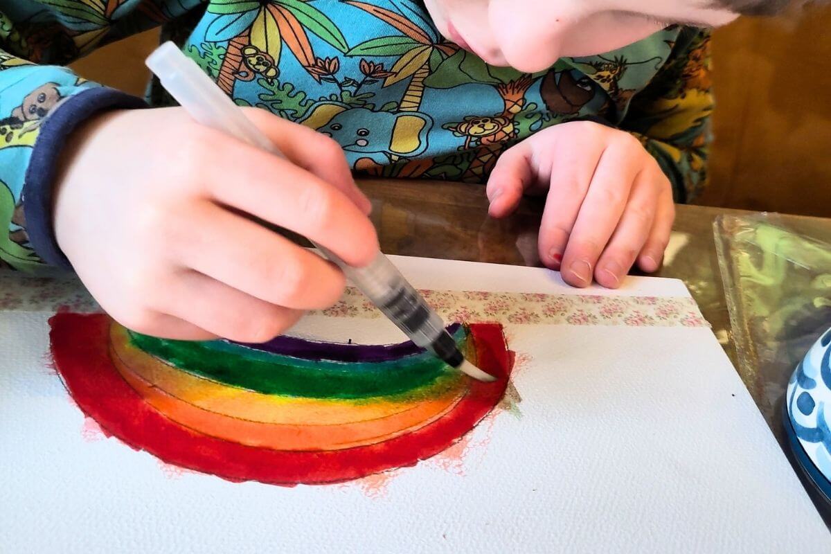 Samen creatief bezig met tekenen thuis