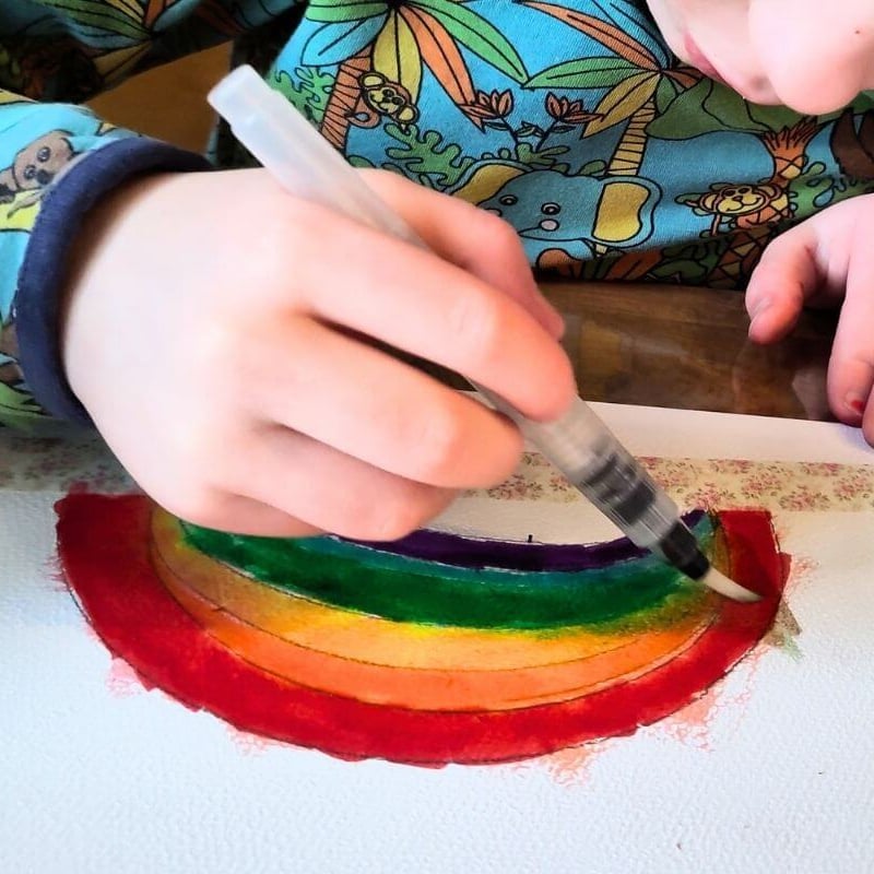 Samen creatief bezig met tekenen thuis