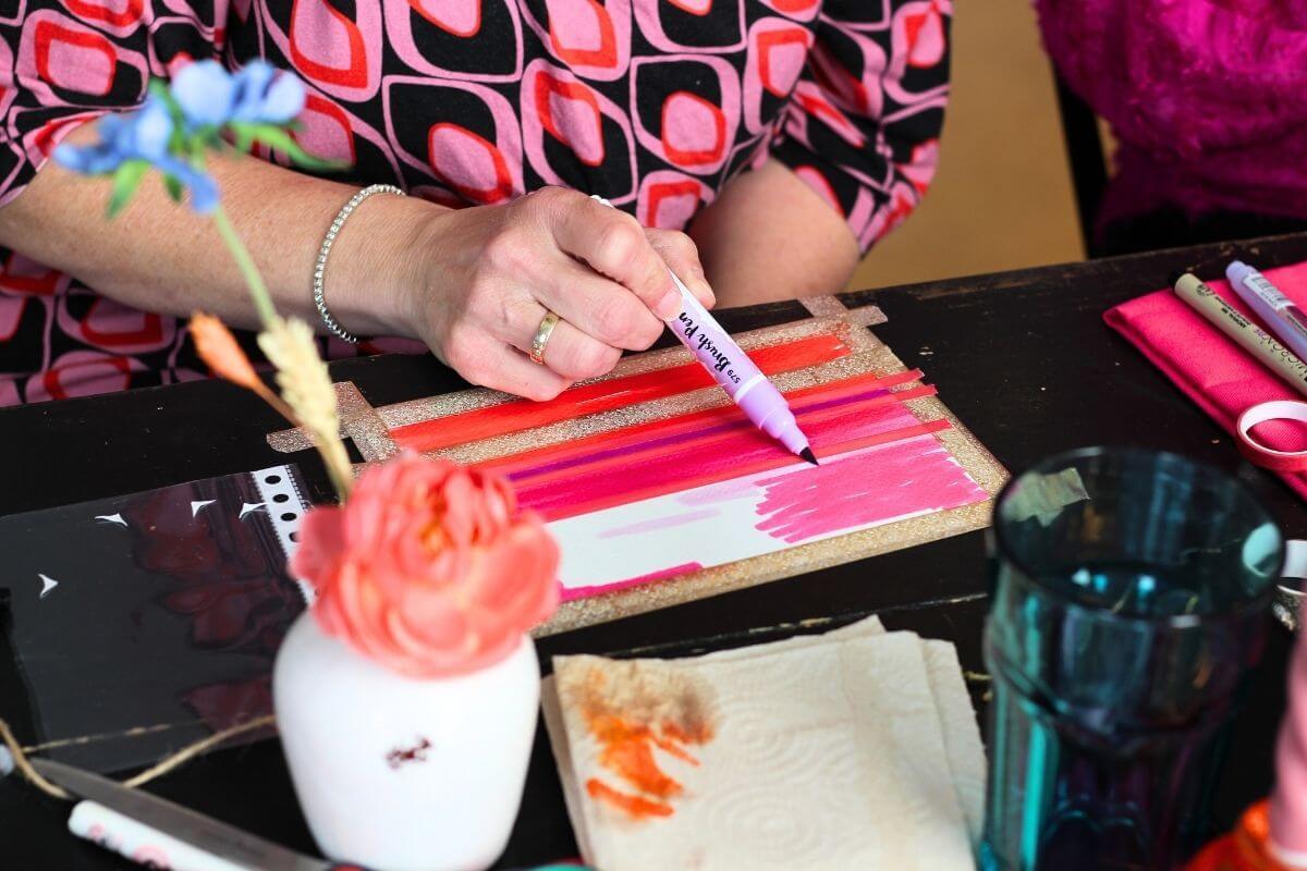 Thuis samen tekenen via een online les met brushpennen