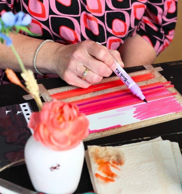 Thuis samen tekenen via een online les met brushpennen