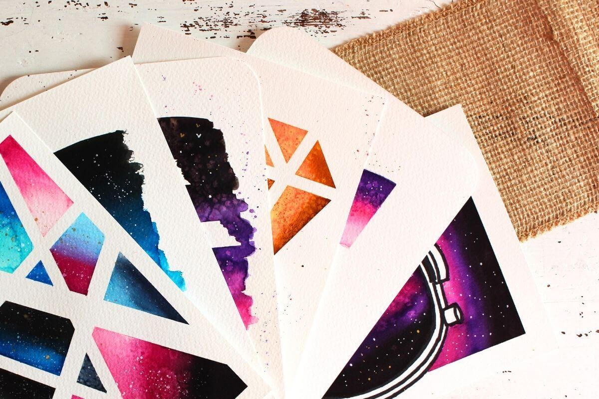 Stapel kunstwerken met brushpennen die je stap voor stap leert maken