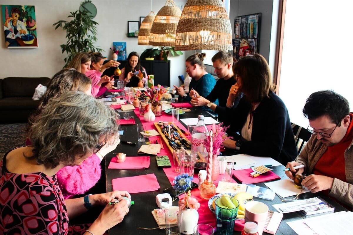 Ontspannen quality time met tekenen en creativiteit tijdens personeelsuitje leerkrachttraining