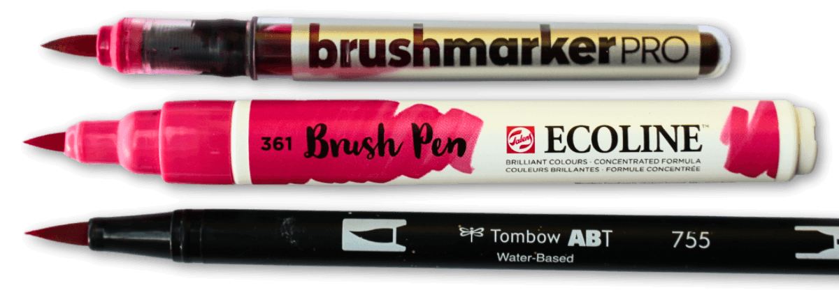 Verschillende soorten brushpennen aquamarkers en aquarelpapier vergelijken