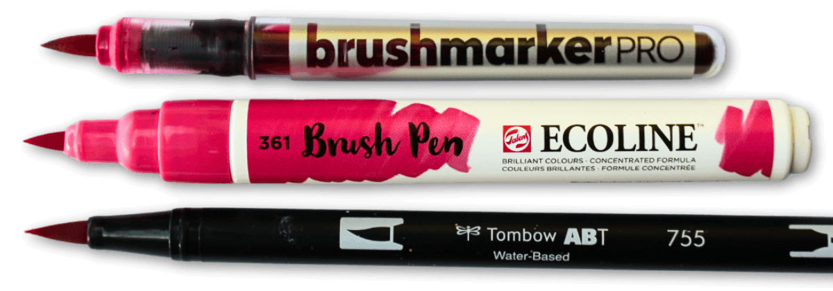 Verschillende soorten brushpennen aquamarkers en aquarelpapier vergelijken