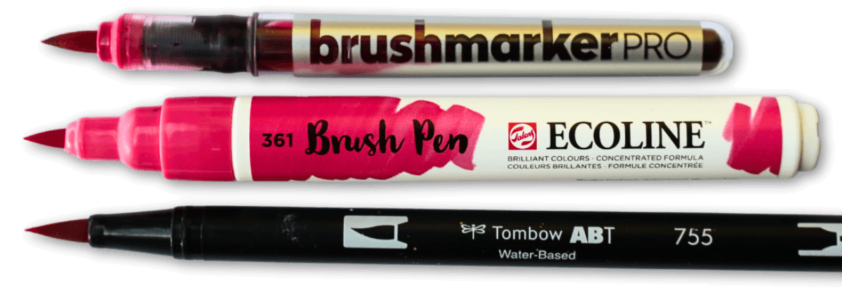Verschillende soorten brushpennen aquamarkers en aquarelpapier vergelijken