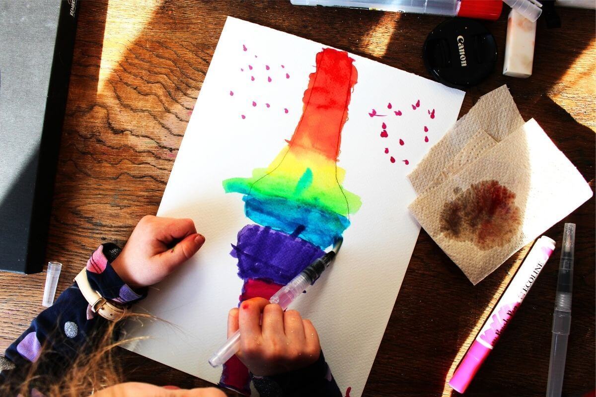 Ouder helpt kind bij een creatieve tekenopdracht