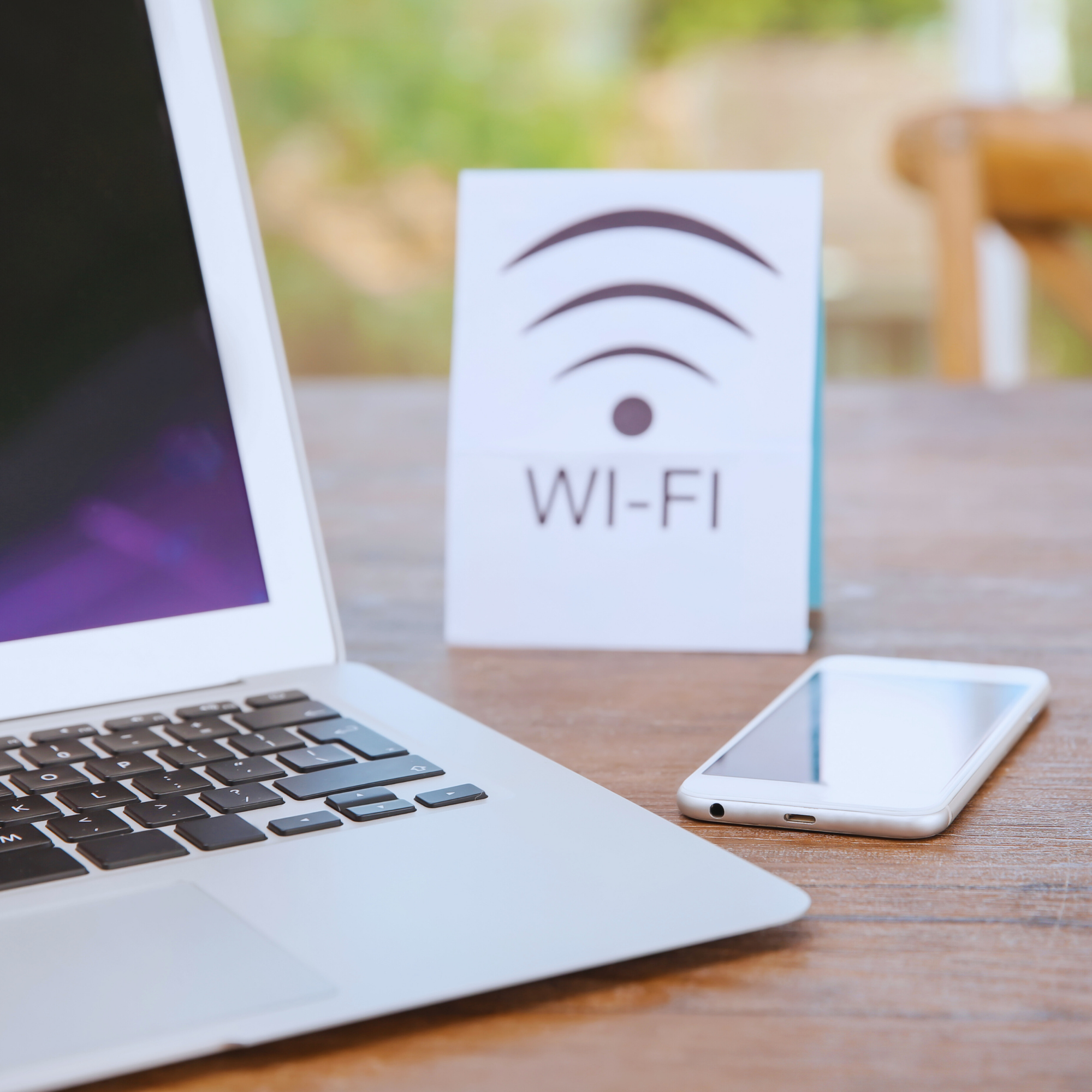 laptop met wifi bordje en telefoon