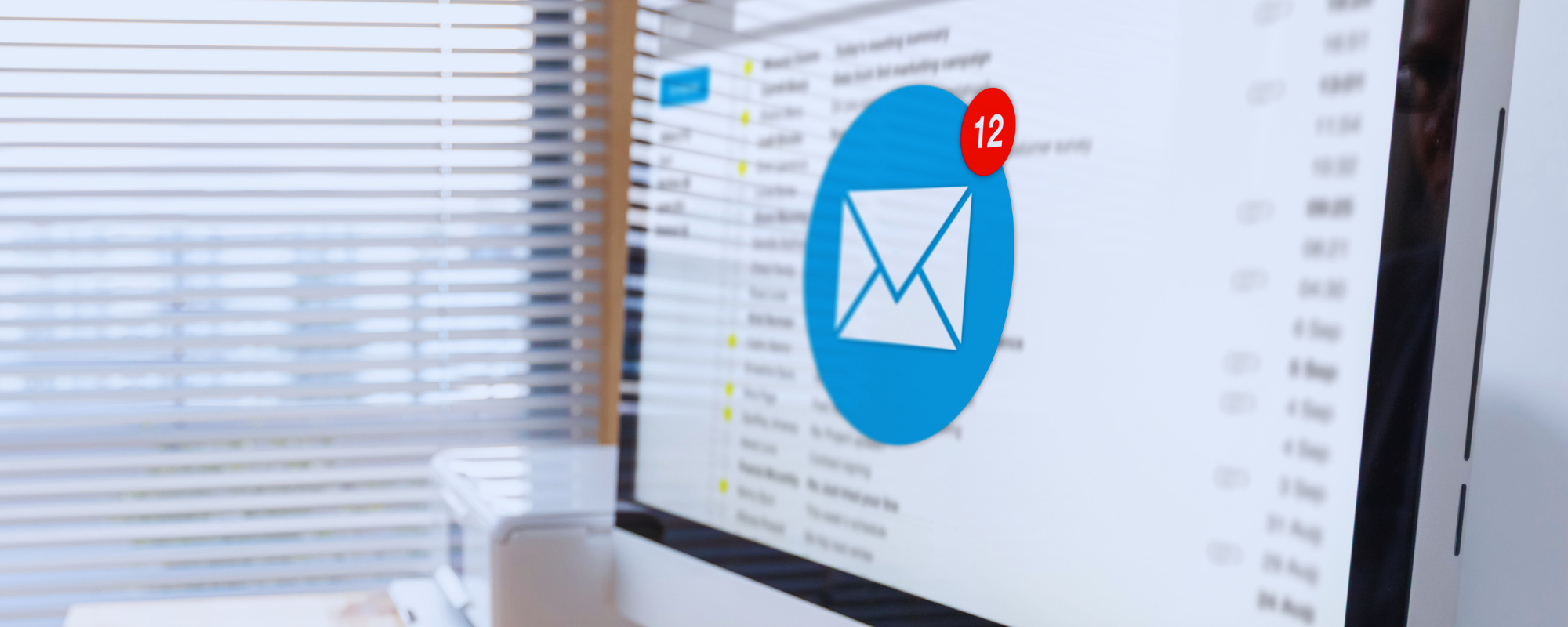 icon mail op beeldscherm met mailprogramma op de achtergrond