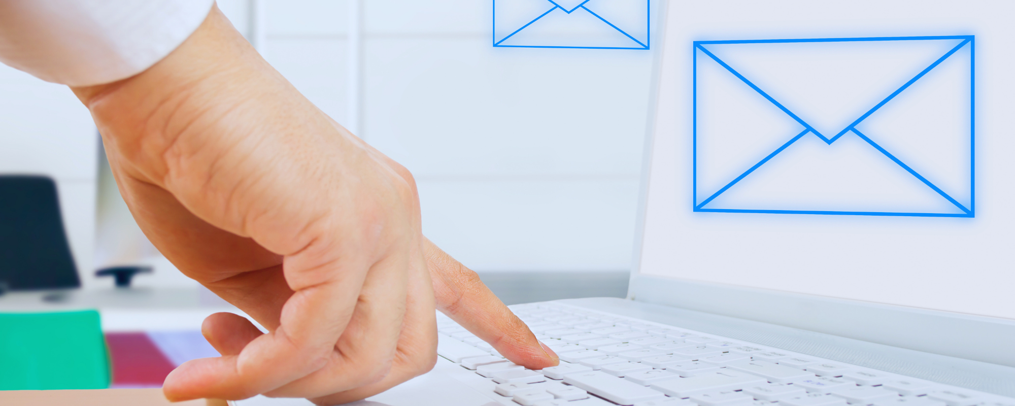 man typt op toetsenbord met een vinger en mail iconen vliegen weg van beeldscherm