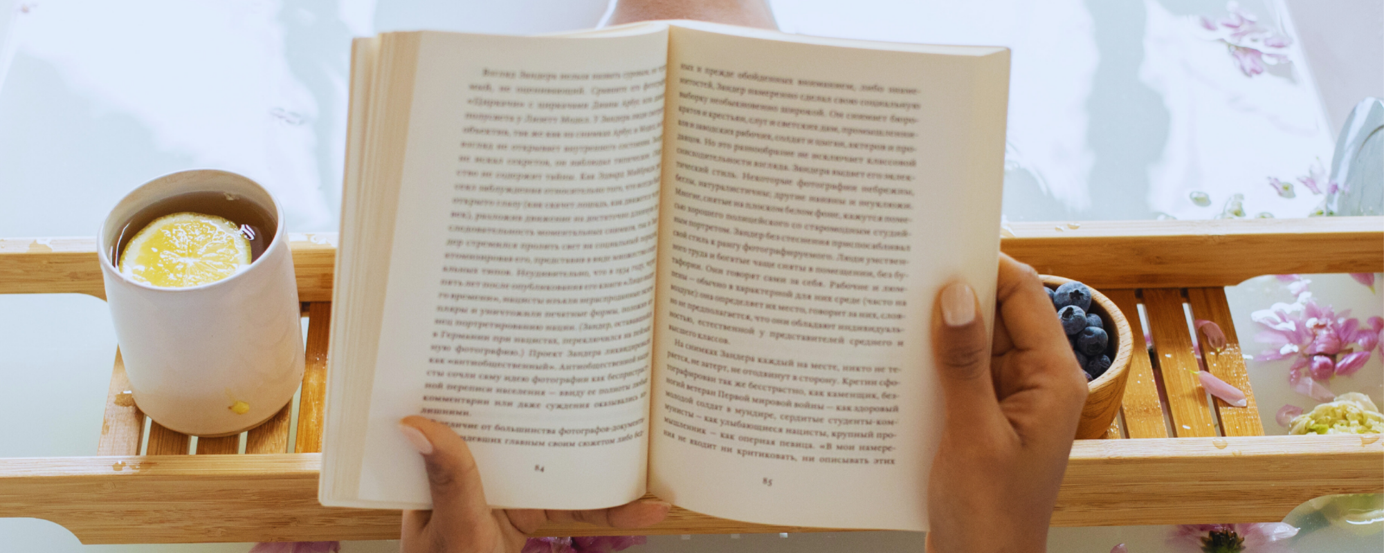 vrouw leest boek in bad